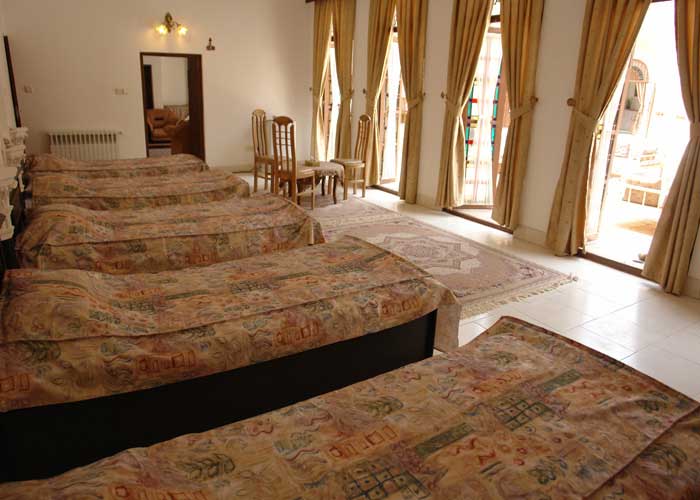 سوئیت پنج تخته هتل سنتی ادیب الممالک یزد